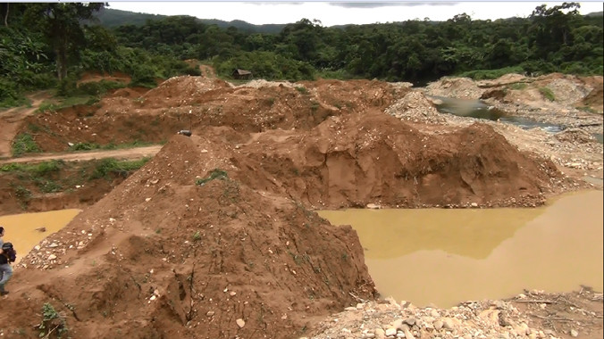 Dọc sông Re biến dạng do những hố đào vàng