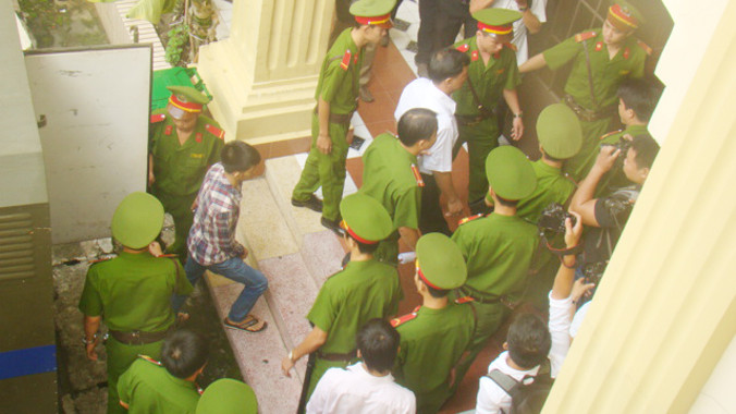 Bị cáo Vinh được áp giải tới phiên tòa