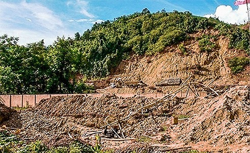 Sân trường biến thành bãi đào đãi vàng.