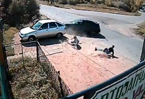 Sang đường bất cẩn, ôtô hất bay người đi xe máy