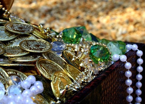 Kho báu chứa đầy tiền vàng, ngọc lục bảo, hồng ngọc, ngọc bích, kim cương, và nhiều hiện vật quý giá. Ảnh minh họa: NPR.