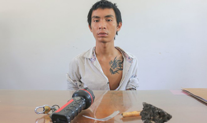 Võ Văn Định cùng tang vật gây án. Ảnh: An Bình.