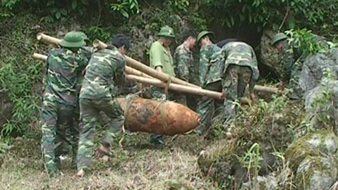 Lực lượng chức năng phối hợp xử lý an toàn quả bom nặng gần 500kg