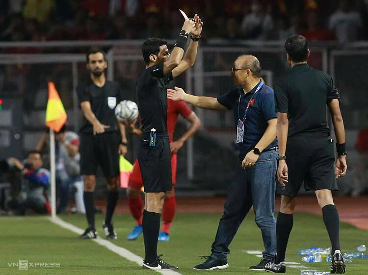 HLV Park nhận thẻ đỏ khi Việt Nam đang dẫn Indonesia 3-0 ở chung kết SEA Games. Ảnh: Lâm Thỏa.