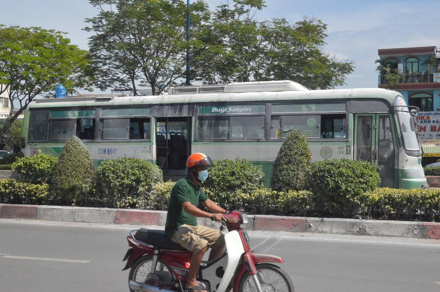 Chiếc xe buýt đang lưu thông bất ngờ bùng cháy.