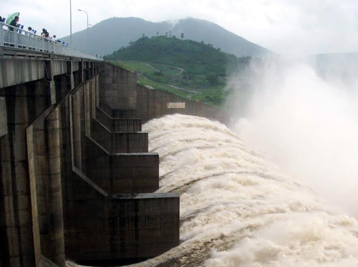 Nhiều hồ đập ở miền Trung đã no nước do lũ chồng lũ trong thời gian qua