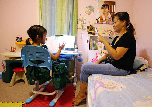 Mai và mẹ em đang quay video chủ đề từ vựng tiếng Anh.