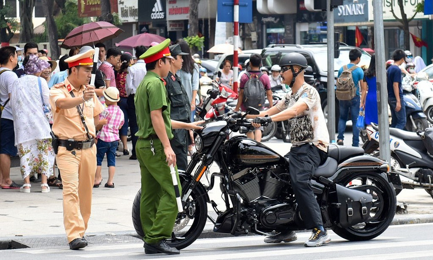 Một ngày sau khi không gian đi bộ quanh hồ Gươm khai mạc, mặc dù cảnh sát dựng hàng rào nhưng nhiều người vẫn tìm cách ngồi lên xe máy phóng vào. 