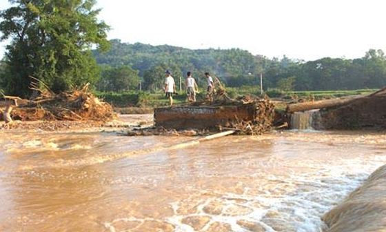 Tìm thấy thêm 4 thi thể nữ bị lũ dữ cuốn trôi