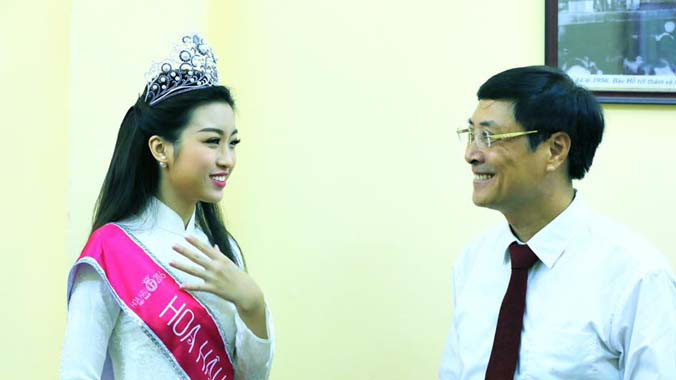 Hoa hậu Đỗ Mỹ Linh gặp gỡ thầy Nguyễn Quốc Bình - Hiệu trưởng trường THPT Việt Đức. Ảnh: Hồng Vĩnh.
