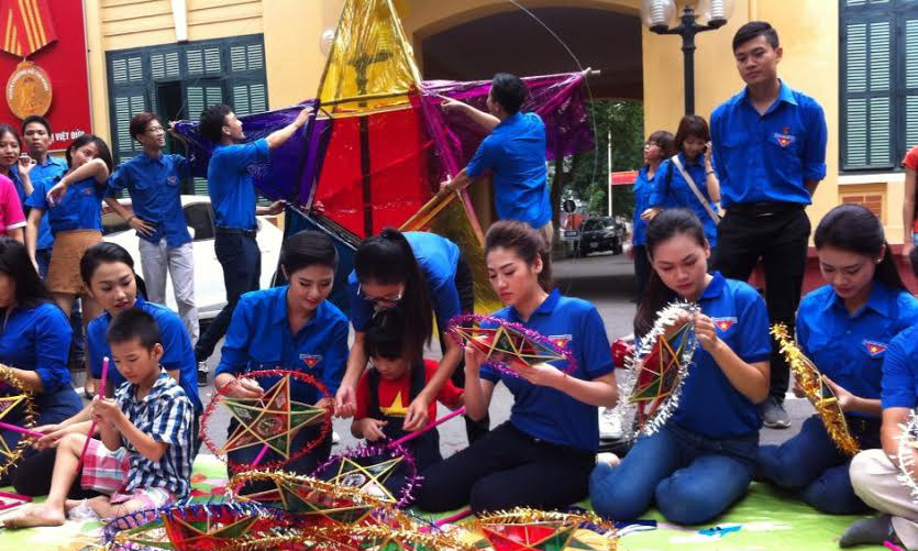 Các hoa hậu, Á hậu và Người đẹp tham gia làm đèn ông sao để tặng cho các em nhỏ tại Bệnh viện Việt Đức chiều ngày 11/9.