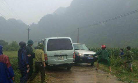 Chiếc xe 16 chỗ của lâm tặc bị nghiêng bên đường sau cú húc.