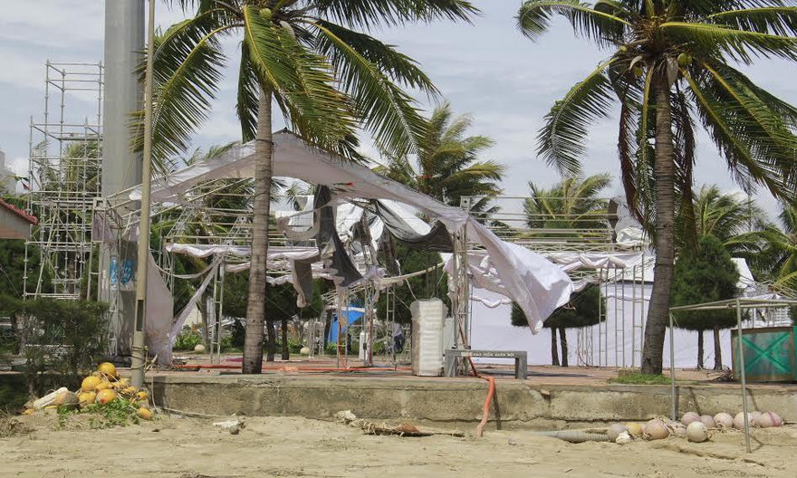 Mái bạt trên các lều trại bị gió đánh rách tươm. Ảnh: Thanh Trần. 