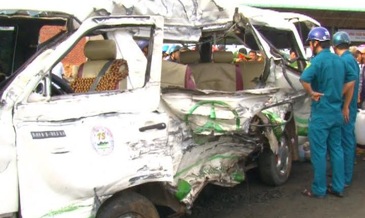 Chiếc xe khách bị biến dạng sau vụ tai nạn.