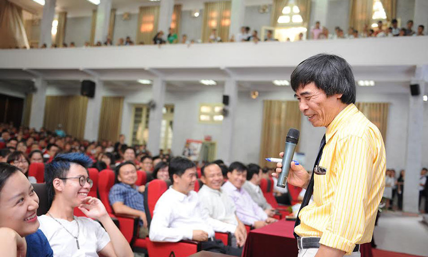 TS. Lê Thẩm Dương nói chuyện với tân sinh viên.