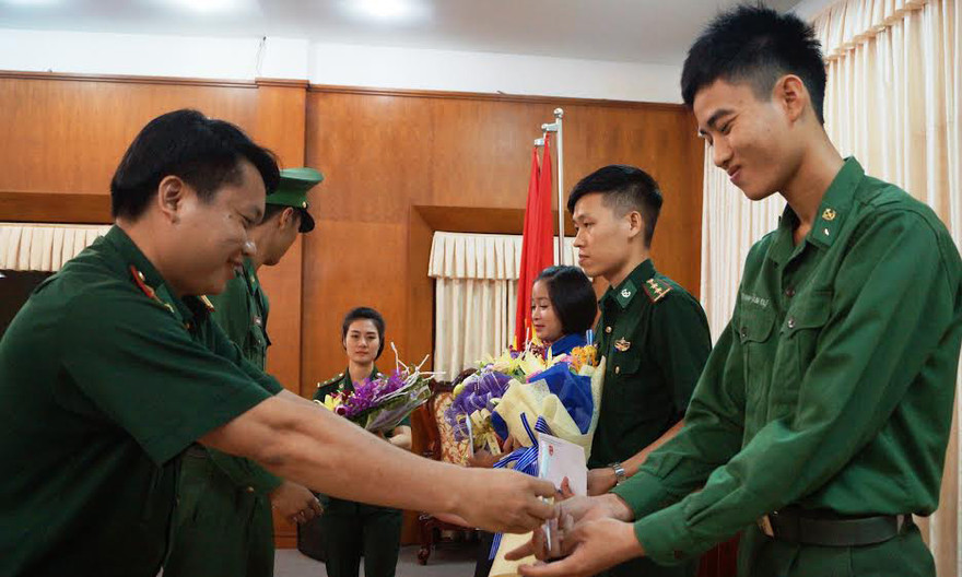Lãnh đạo Bộ Tham mưu và Ban Thanh niên BĐBP trao giải cho các thí sinh xuất sắc tại hội thi.