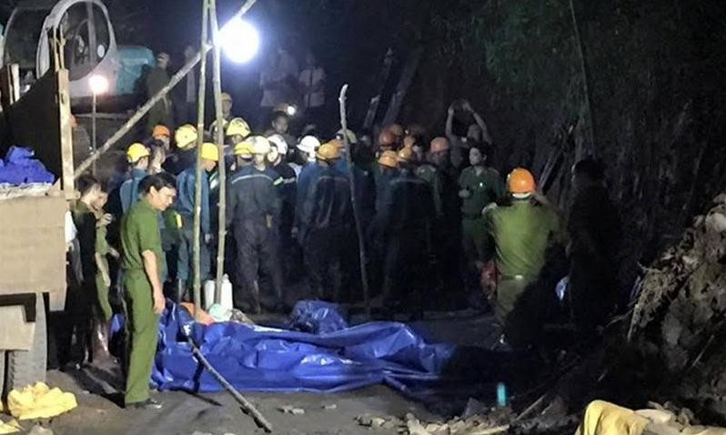 Phải mất hơn 5 tiếng, lực lượng chức năng mới đưa được cả 3 nạn nhân ra khỏi hầm lò (ảnh minh họa).