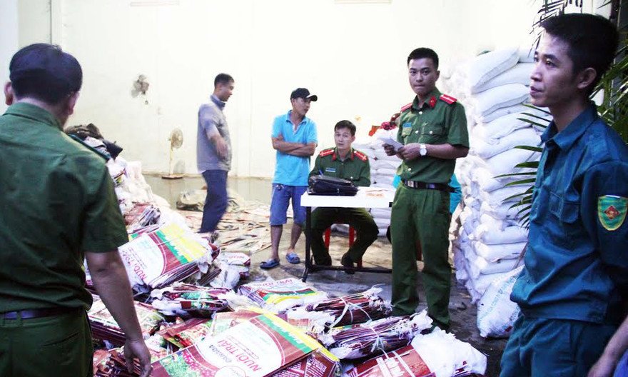 Công an kiểm tra hiện trường vụ sản xuất phân bón trái phép.