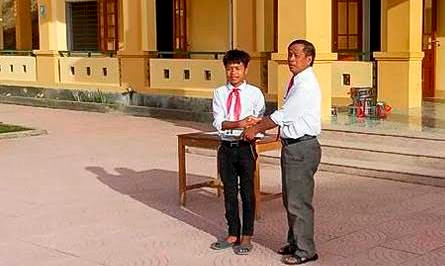 Học sinh nghèo trả lại 13 triệu đồng cho người đánh rơi