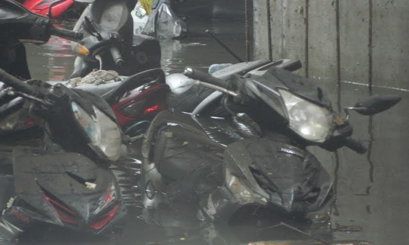 Trắng đêm chờ cứu hàng nghìn xe máy bị nhấn chìm ở Sài Gòn