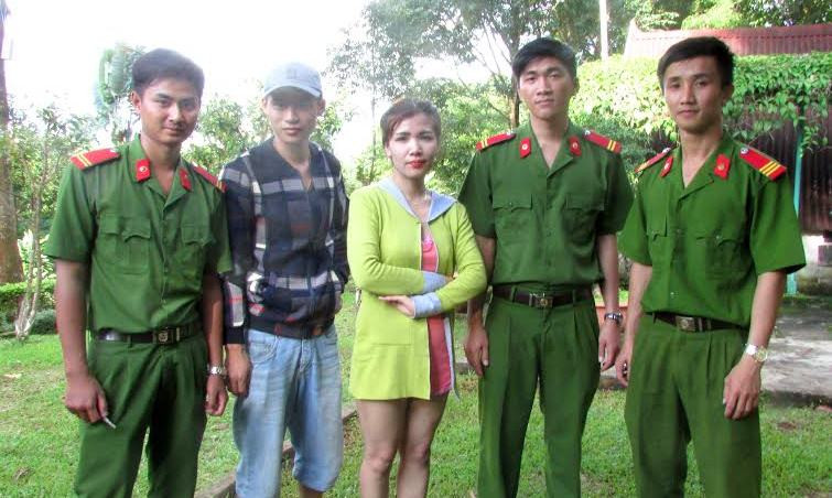 Nhóm người bắt cướp và nạn nhân.