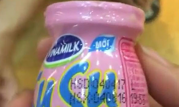 Vinamilk cho biết, đã kiểm tra lô hàng có hạn sử dụng ngày 04/04/2017 và không phát hiên dấu hiệu bất thường.