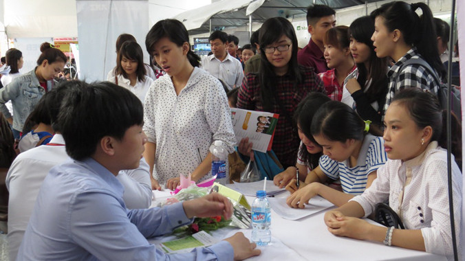 Sinh viên hào hứng nộp hồ sơ ngay tại ngày hội.