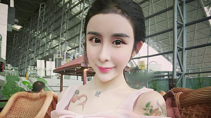 Gương mặt bệch phấn, cằm nhọn "như yêu tinh" của thiếu nữ 15 tuổi.