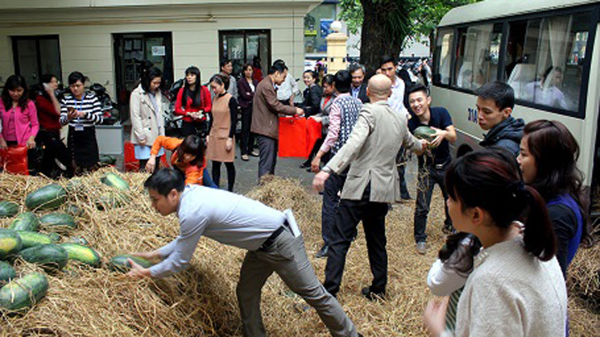 Cán bộ khối cơ quan Bộ Công Thương mua dưa ủng hộ đồng bào miền Trung.