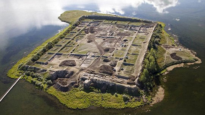 Hòn đảo Por-Bajin nằm trong một hồ nước ở Siberia. Ảnh: The Siberian Times.