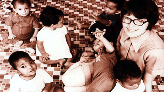 Xơ Susan Carol McDonald chăm sóc trẻ mồ côi Việt Nam.