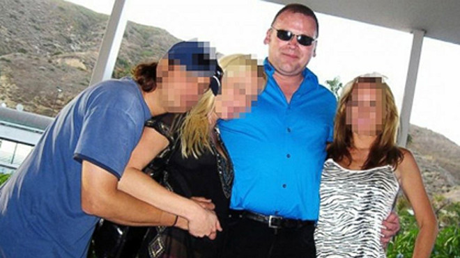 Ông Andrew Getty (đeo kính đen).