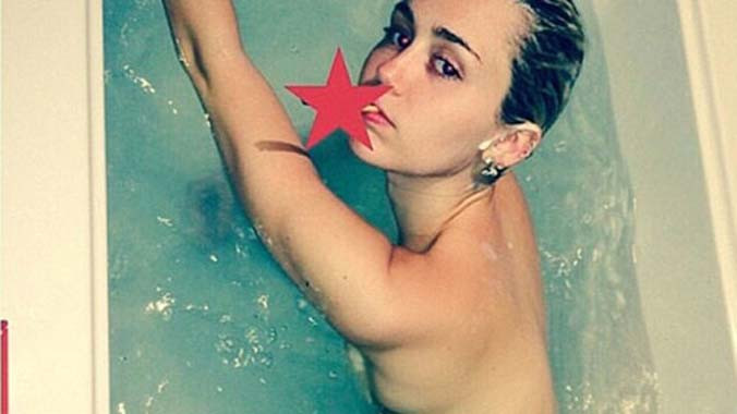 Miley khỏa thân khêu gợi.