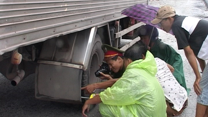 Lực lượng chức năng kiểm tra hiện trường ô tô tải tông chết nữ giáo viên.