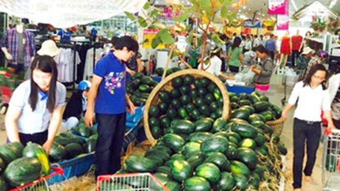 Nhân viên Co.opmart Tuy Hòa khẩn trương trưng bày dưa hấu trong siêu thị. Ảnh: Bích Ly/VOV.