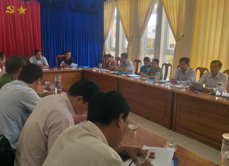 Phó Chủ tịch UBND tỉnh Cà Mau Trần Hồng Quân làm việc với huyện Trần Văn Thời. Ảnh: VTC