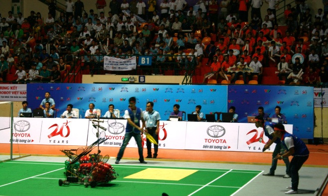 Vòng chung kết Robocon 2015: Kịch tính ngay từ đầu