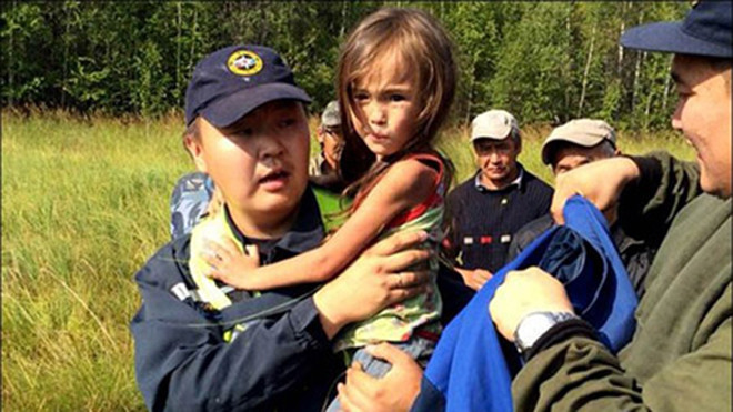 Bé Karina may mắn sống sót sau 11 ngày trong rừng. Ảnh: SakhaPress