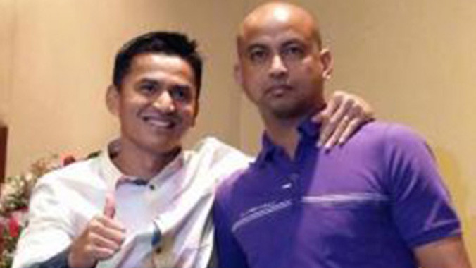 HLV Kiatisuk (trái) chủ động xin lỗi trợ lý Choketawee, nhằm giải quyết những bất đồng ở đội tuyển Thái Lan.