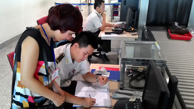 Nhân viên hàng không vào khu vực cách ly, khu vực hạn chế làm việc đều phải khai báo tài sản.