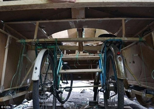 Sergey Koval đặt mô hình xe tăng Hellcat M18 hoàn chỉnh ở cánh đồng sau nhà.