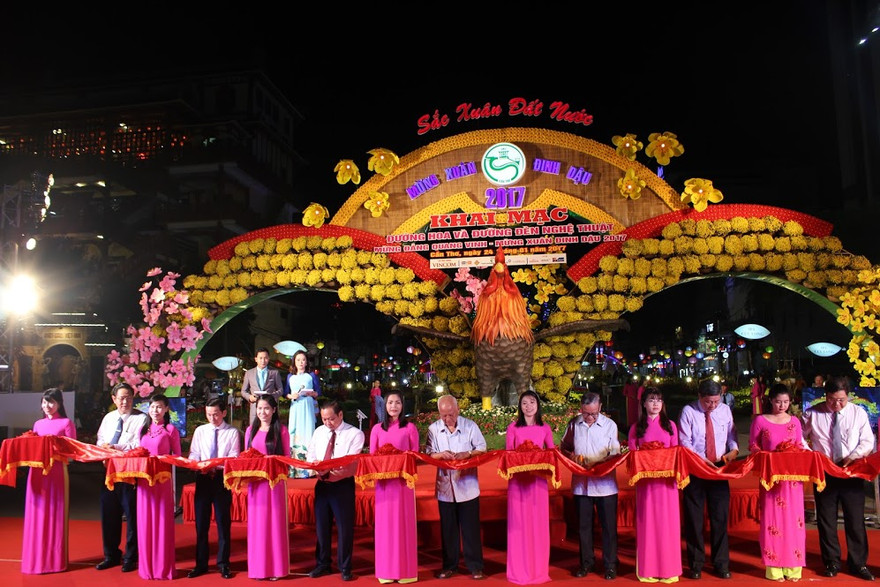 8 vạn chậu hoa và cây trái ở 'Đường hoa' Cần Thơ 