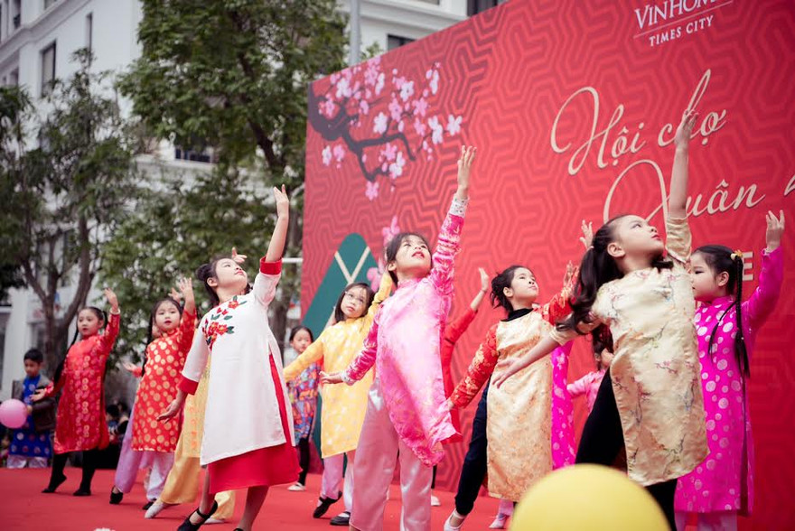 Cư dân nhí Vinhomes thể hiện năng khiếu ca vũ trong chương trình khai mạc