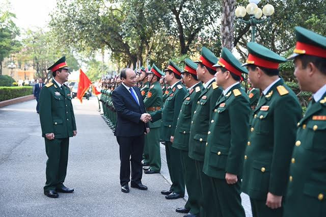 Thủ tướng Nguyễn Xuân Phúc bắt tay cán bộ Sư đoàn Chiến thắng.