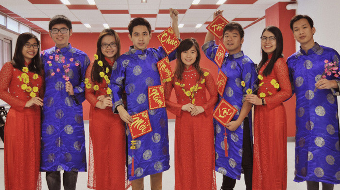 Nhật Anh (người thứ 4 từ trái sang) cùng bạn bè tập văn nghệ chuẩn bị cho chương trình Đêm Gala Tết. 