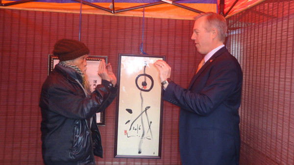 10h30 sáng ngày thứ tư (3/2), ông Ted Osius, Đại sứ Hoa Kỳ tại Việt Nam, đến gặp một trong “tứ trụ thư pháp” Việt Nam, Tiến sĩ Cung Khắc Lược, tại Hồ Văn (Văn Miếu – Quốc Tử Giám, Hà Nội) để viết chữ chuẩn bị đón năm mới Bính Thân.