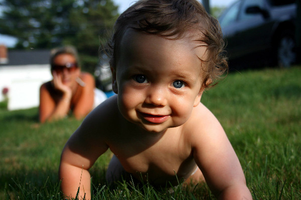 Mốc phát triển ấn tượng của bé trong một năm đầu đời 