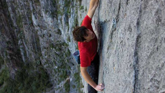 Tay không chinh phục vách núi dựng đứng cao gần 500m