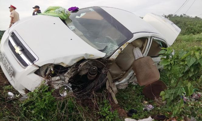 Chiếc xe ô tô con vỡ nát phần hông bên trái