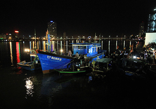 Đến 3h sáng, việc tìm kiếm các nạn nhân mất tích trên sông Hàn phải dừng lại chờ trời sáng. Ảnh: Nguyễn Đông.